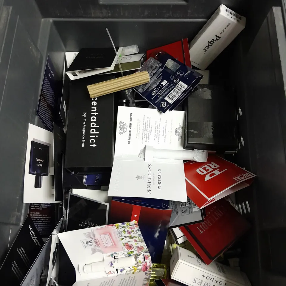 BOX OF APPROXIMATELY 30 ASSORTED FRAGRANCE ITEMS TO INCLUDE SAMPLES AND PERFUME OIL