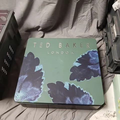 TED BAKER LONDON MEN’S GROOMING GIFT SET IN METAL TIN – TOILETRIES.