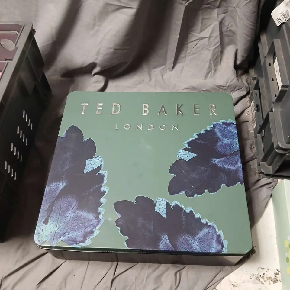 TED BAKER LONDON MEN’S GROOMING GIFT SET IN METAL TIN – TOILETRIES.
