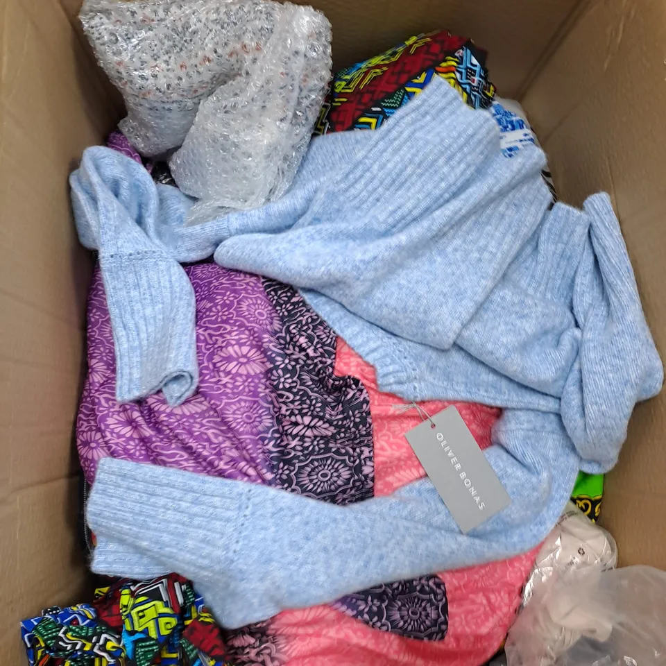 BOX OF ASSORTED CLOTHING ITEMS TO INCLUDE TOPS, SWEATERS, FLEECES ETC 