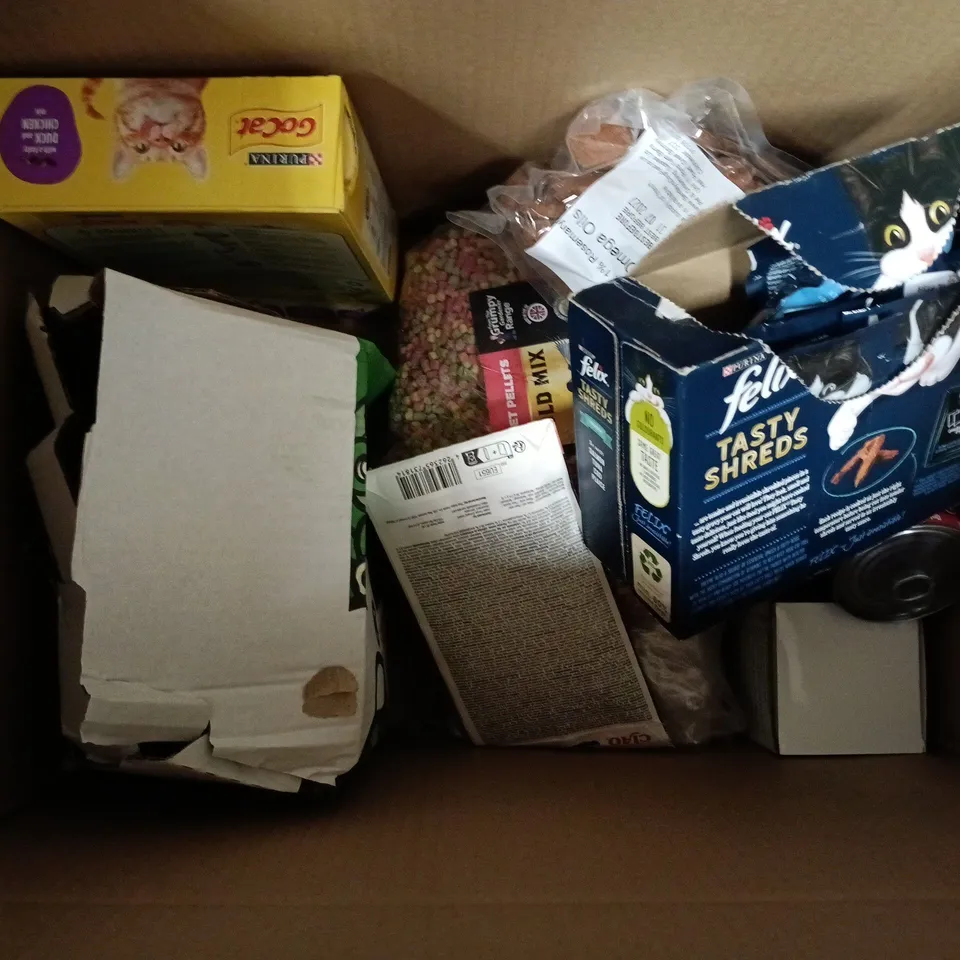 APPROXIMATELY 10 ASSORTED PET FOOD PRODUCTS TO INCLUDE PURINA GOCAT, SUET PELLETS GOLD MIX, FELIX TATSY SHREDS, ETC