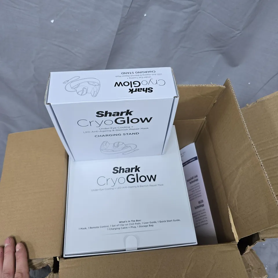 SHARK CRYOGLOW LED MASK WITH CHARGING STAND