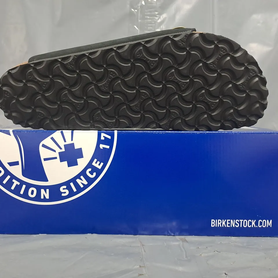 BOXED PAIR OF BIRKENSTOCK ARIZONA BIG BUCKLE SANDALS IN BLACK SIZE UK 7