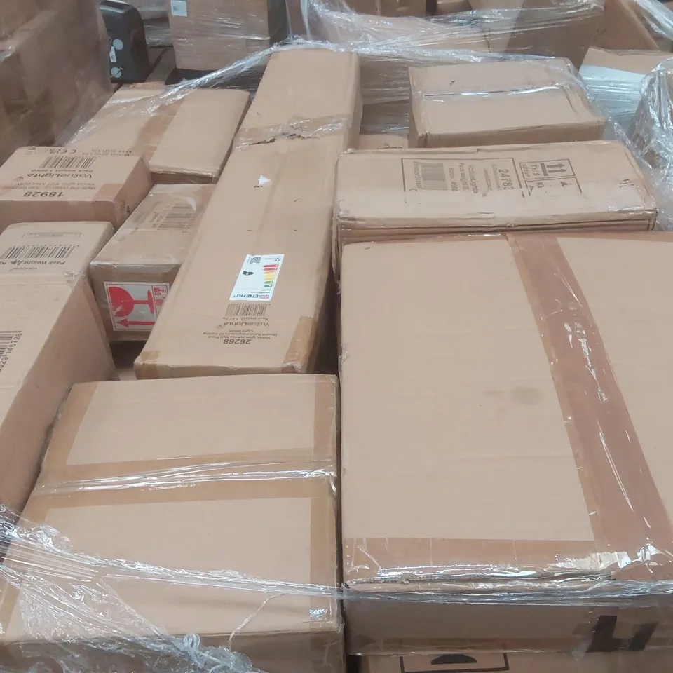 PALLET CONTAINING A LARGE QUANTITY OF ASSORTED LIGHTING PRODUCTS