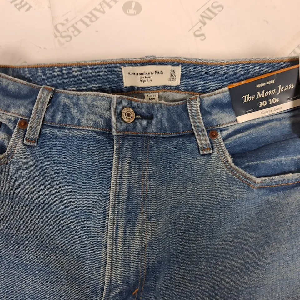 ABERCROMBIE & FITCH HIGH RISE MOM JEANS - 30 10S