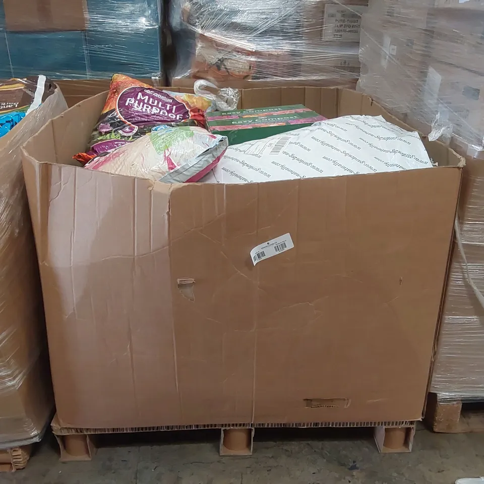 PALLET OF ASSORTED GARDEN PRODUCTS INCLUDING COMPOST, GENERAL PURPOSE FEED ECT