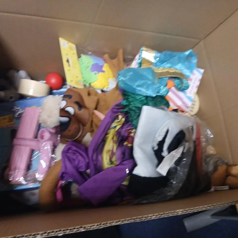LARGE QUANTITY OF ASSORTED TOYS AND ACCESSORIES TO INCLUDE; SCRABBLE, BUTTERFLY GARDEN, ZOO FILL UP FOUNTAIN, K POP DEMON HUNTERS PUZZLE AND FANCY DRESS