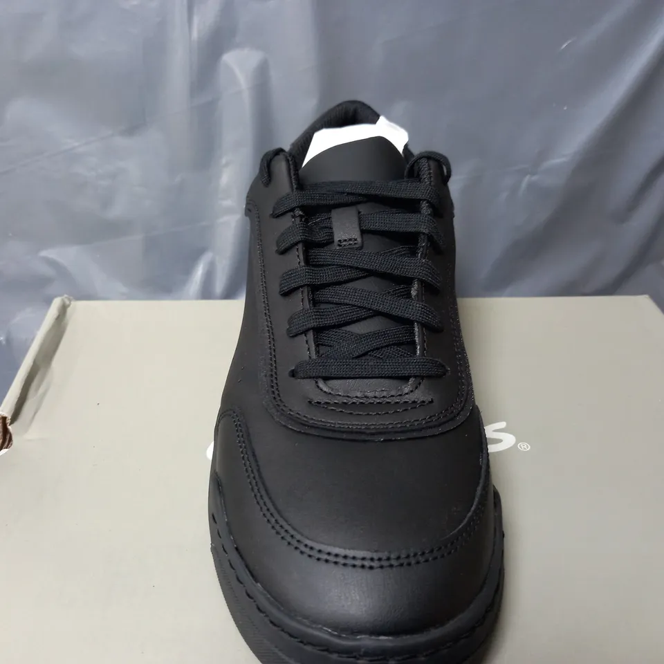 BOXED PAIR OF CLARKS URBAN SOLO BLACK LEATHER TRAINERS IN BLACK - UK 7