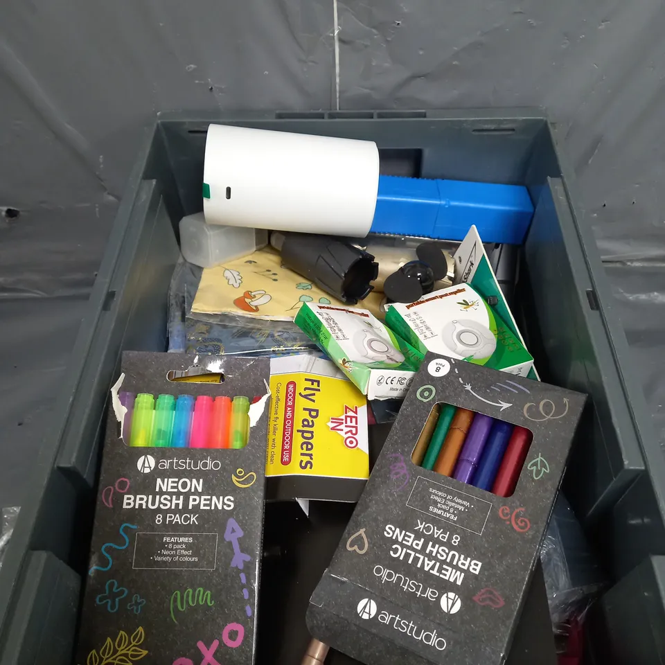 APPROXIMATELY 10 ASSORTED HOUSEHOLD ITEMS TOO INCLUDE TOOLS , TRAVEL KIT , HIGHLIGHTERS , ETC 