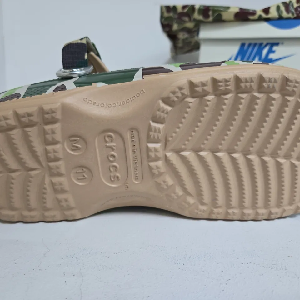 CROCS SIZE 11