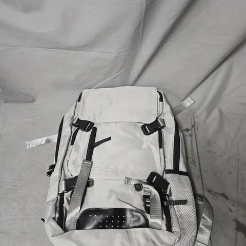LIGHT GREY RUCKSACK WITH MULTIPLE POCKETS AND STRAPS