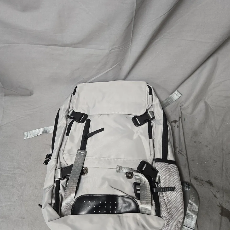 LIGHT GREY RUCKSACK WITH MULTIPLE POCKETS AND STRAPS