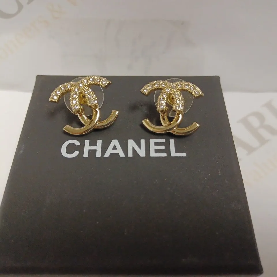 CHANEL GOLD EFFECT STUD EARRINGS WITH SPARKLE STONES