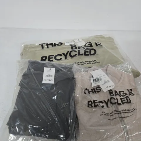 APPROXIMATELY 15 ASSORTED CLOTHING ITEMS IN VARIOUS SIZES, COLOURS & STYLES