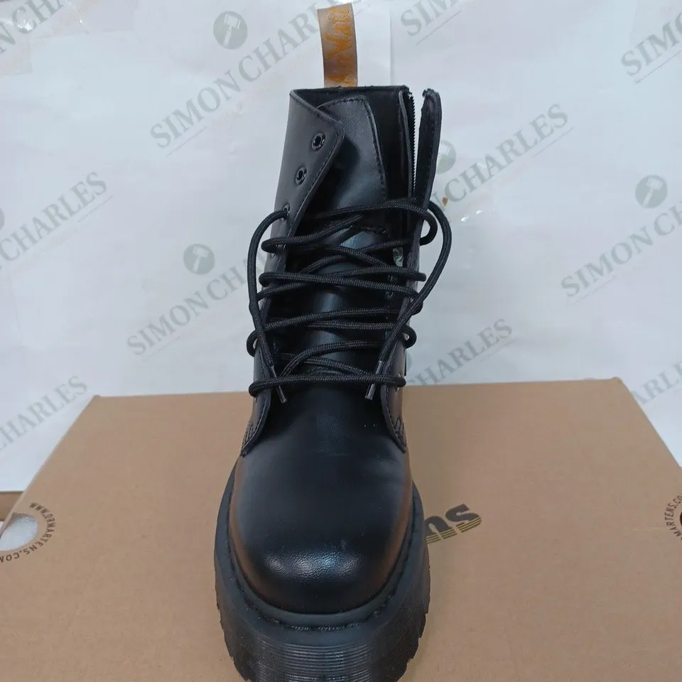 BOXED PAIR OF DR. MARTENS MENS VEGAN JADON II JADON FASHION BOOTS BLACK FELIX RUB OFF / SIZE: UK 9 
