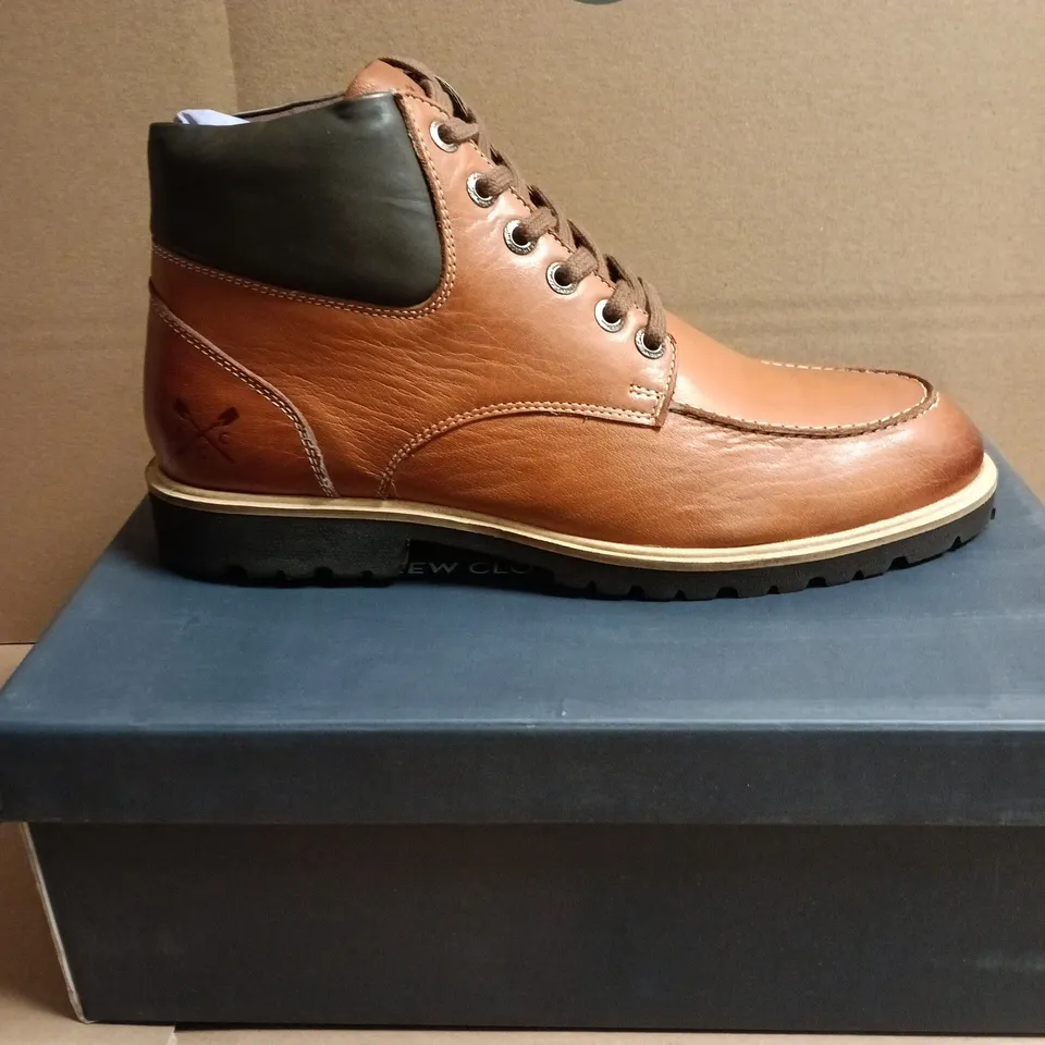 BOXED PAIR OF CREW CLOTHING COMPANY WORKER BOOTS CHESTNUT – UK 9