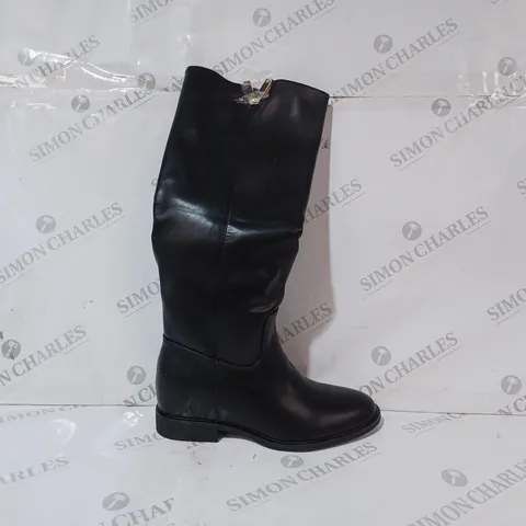 BOXED PAIR OF DESIGNER KNEE HIGH BOOTS IN BLACK W. GOLD DETAIL EU SIZE 40