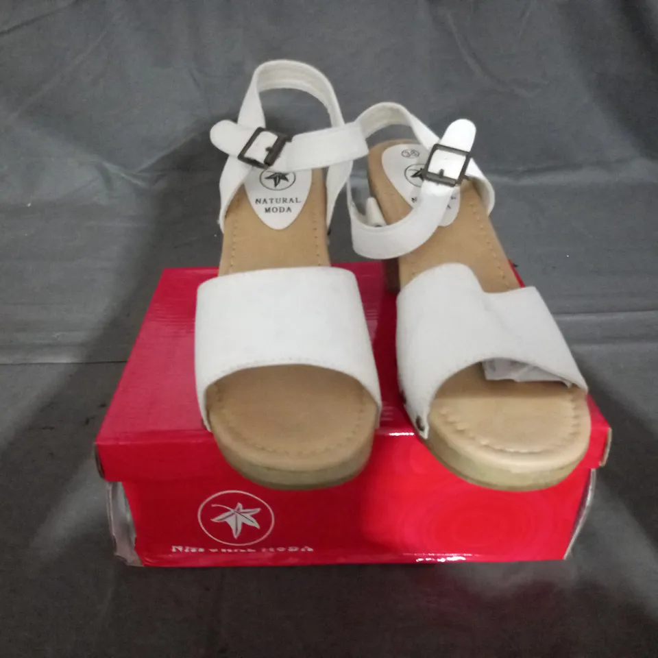 APPROXIMATELY 12 BOXED PAIR OF BLOCK HEELED SANDALS VARIOUS SIZES TO INCLUDE SIZE 38EU 