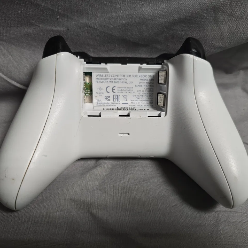 MICROSOFT WIRELESS CONTROLLER IN WHITE FOR XBOX ONE