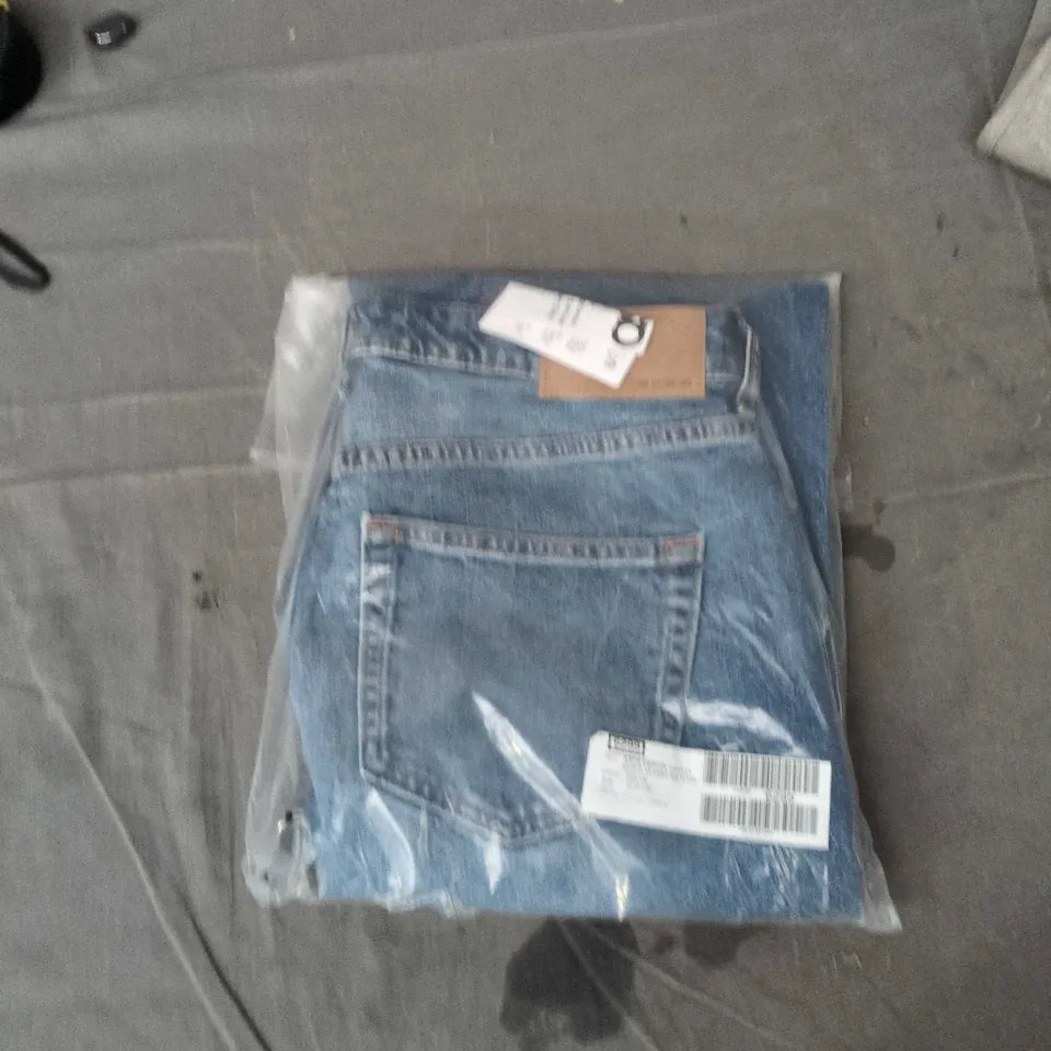 BOX OF APPROXIMATELY 25 ASSORTED CLOTHING ITEMS TO INCLUDE: ASOS JEANS AND GILLET