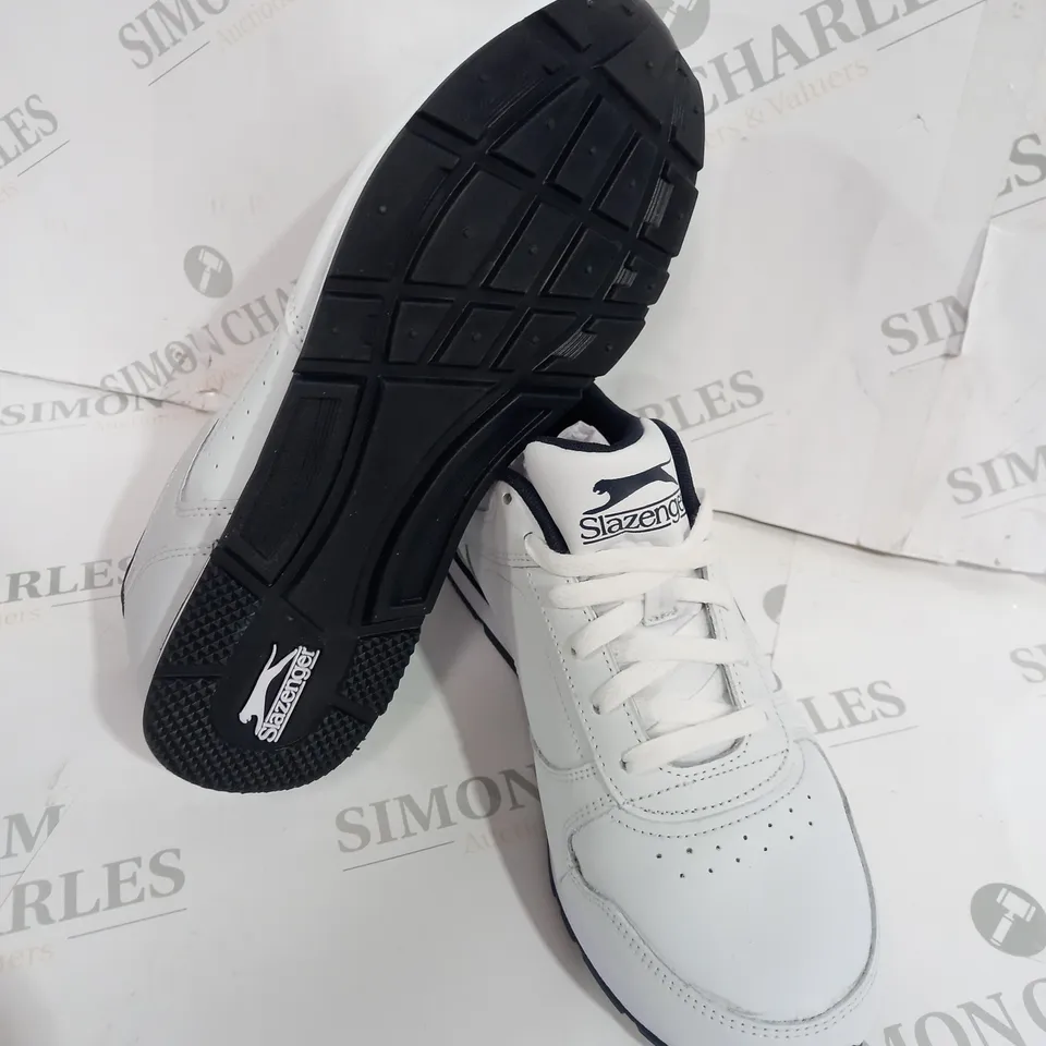 BOXED PAIR OF SLAZENGER TRAINERS SIZE 8