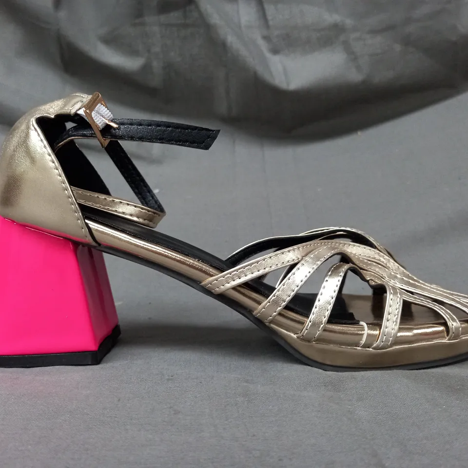 BOXED PAIR OF DESIGNER PEEP TOE BLOCK HEEL SANDALS IN METALLIC GOLD/PINK EU SIZE 42