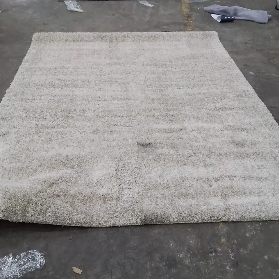 QUALITY DESIGNER AREA RUG APPROXIMATELY 230X180CM
