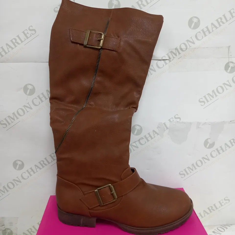 BOX OF APPROXIMATELY 10 ASSORTED PAIRS OF SHOES TO INCLUDE LOW FORMAL SHOES, BLUE PUMPS, BROWN BOOTS ETC