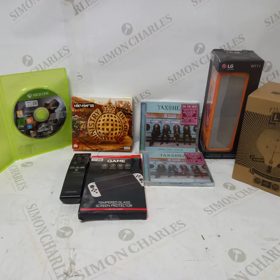 LOT OF APPROXIMATELY 8 ASSORTED ITEMS TO INCLUDE JURRASIC WORLD EVOLUTION GAME DISC (XBOX ONE), GAME TEMPERED GLASS SCREEN PROTECTOR FOR NINTENDO SWITCH, MINISTRY OF SOUND ANTHEMS HIP-HOP III, ETC
