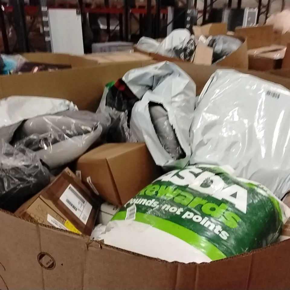 PALLET CONTAINING A LARGE QUANTITY OF PILLOWS