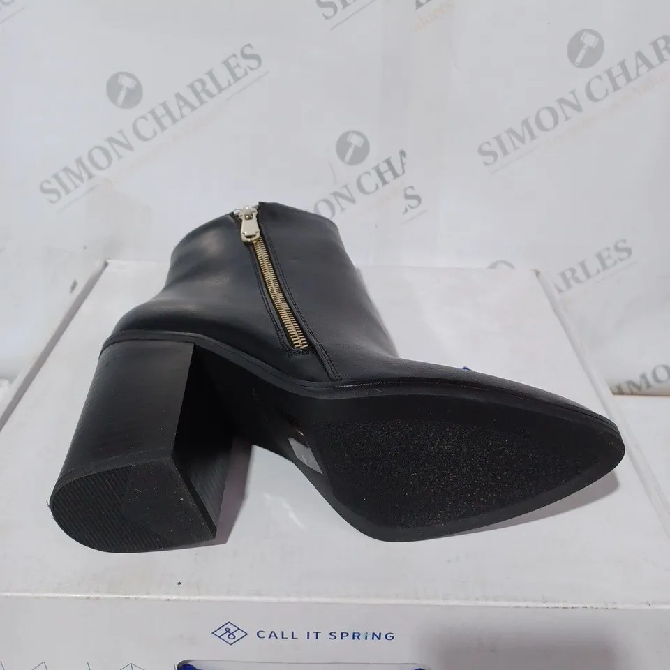 BOXED PAIR OF CALL IT SPRING EROECIA BLOCK HEEL ZIP-UP BOOTS IN BLACK SIZE 5
