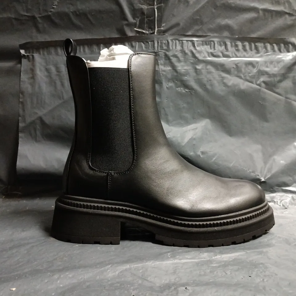 BOXED PAIR OF LONDON REBEL EMMA CHUNKY CHELSEA BOOTS IN BLACK SIZE UK 8