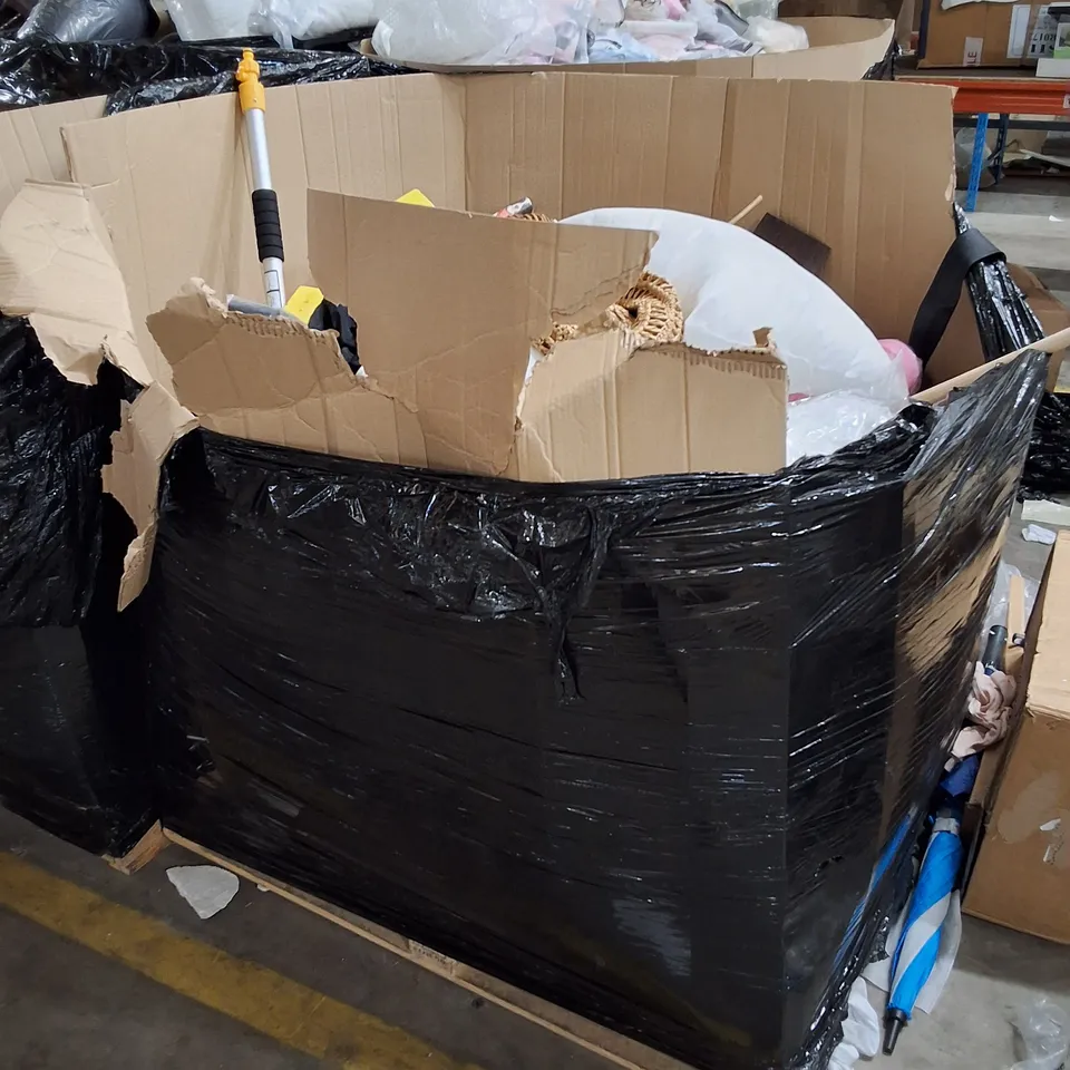 PALLET CONTAINING ASSORTED HOUSEHOLD PRODUCTS INCLUDING COOKIE MOULDS, CARPENTERS PENCILS, PILLOWS & PARTY SUPPLIES