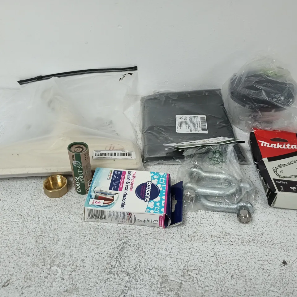 APPROXIMATELY 12 ASSORTED HOUSEHOLD ITEMS TO INCLUDE HOOVER HEAD, KETTLE & IRON DESCALER, CHASSE INSECTS BAUME, ETC