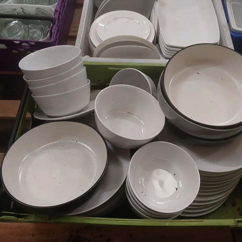 PALLET CONTAINING A LARGE QUANTITY OF ASSORTED CATERING ITEMS INCLUDING: PLATES, BOWLS ECT