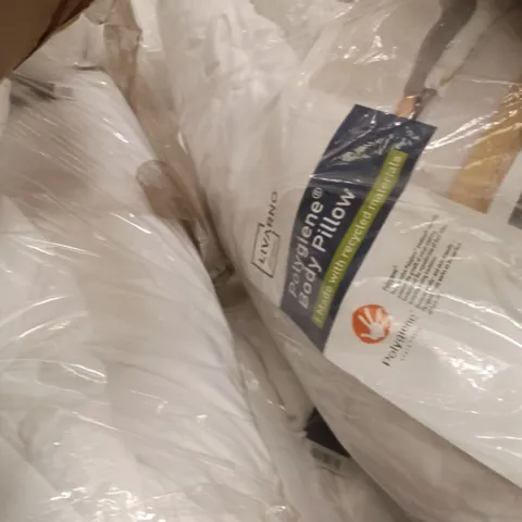 PALLET CONTAINING A LARGE QUANTITY OF PILLOWS, AND SIMILAR ITEMS