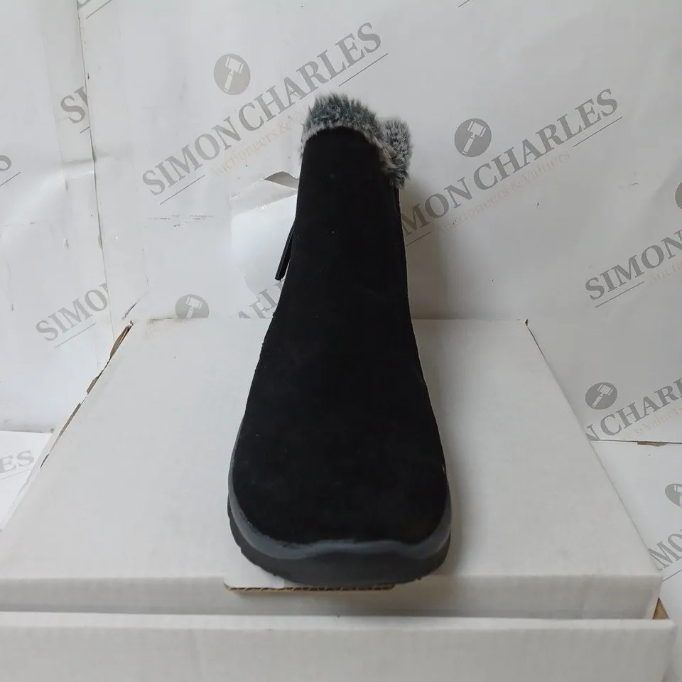 SKETCHERS HIGH ZIP BOOT BLACK SIZE 5 1/2 - BOXED