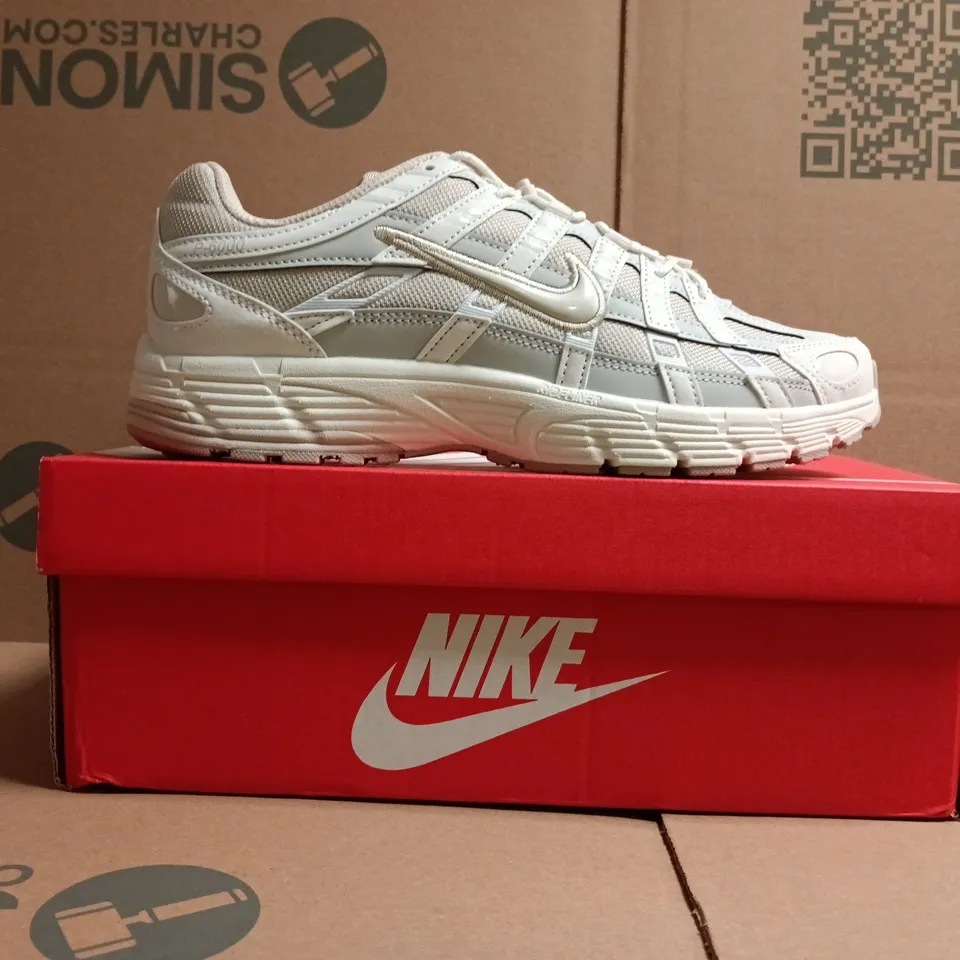 BOXED PAIR OF NIKE P-6000 TRAINERS IN SAIL/LIGHT BONE/CREAM SIZE UK 8