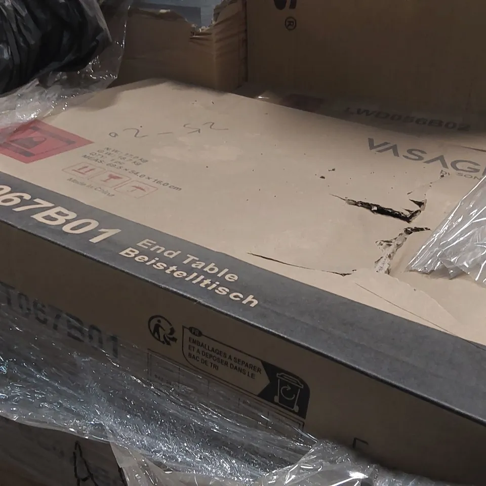 PALLET OF ASSORTED ITEMS INCLUDING: STEP LADDER, RUG, END TABLE ECT