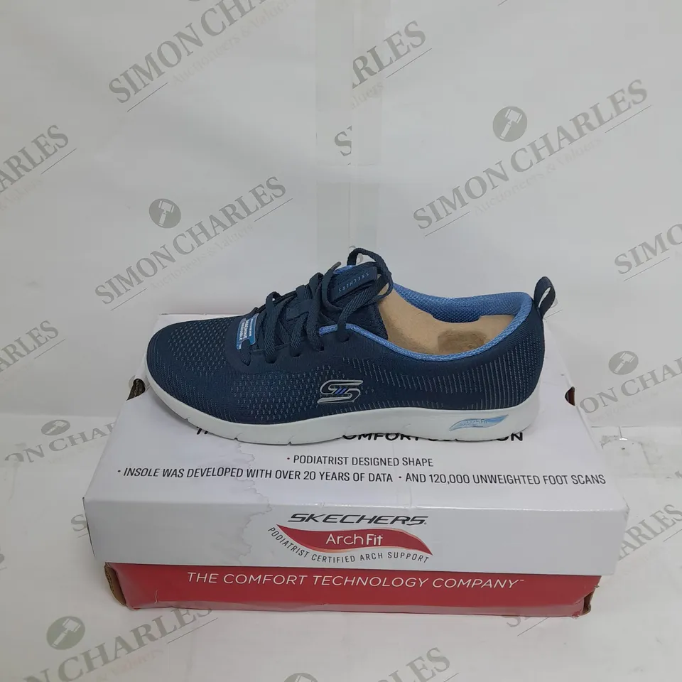 BOXED PAIR OF SKECHERS ARCH FIT TRAINERS IN NAVY SIZE 6