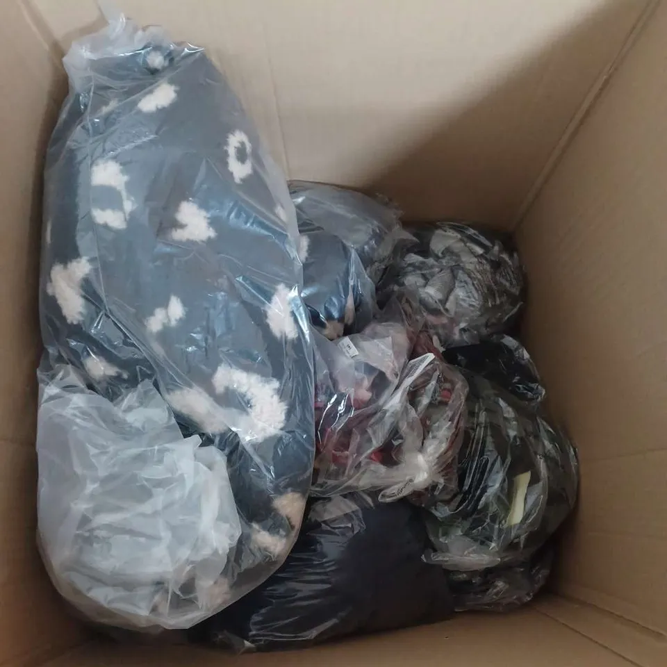APPROXIMATELY 20 LADIES CLOTHING AND HANDBAGS IN VARIOUS COLOURS, SIZES AND STYLES