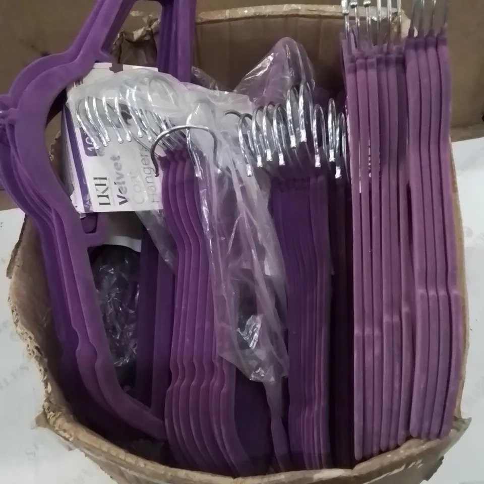 BOX CONTAINING LARGE AMOUNT OF VELVET CLOTHES HANGERS (PURPLE)