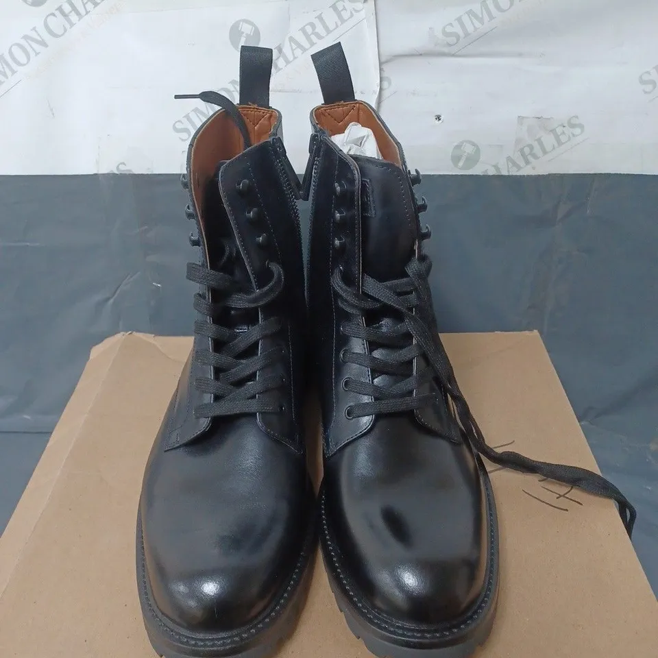 BOXED PAIR OF STEVE MADDEN BLACK LEATHER KOMMBAT BOOTS SIZE UNSPECIFIED