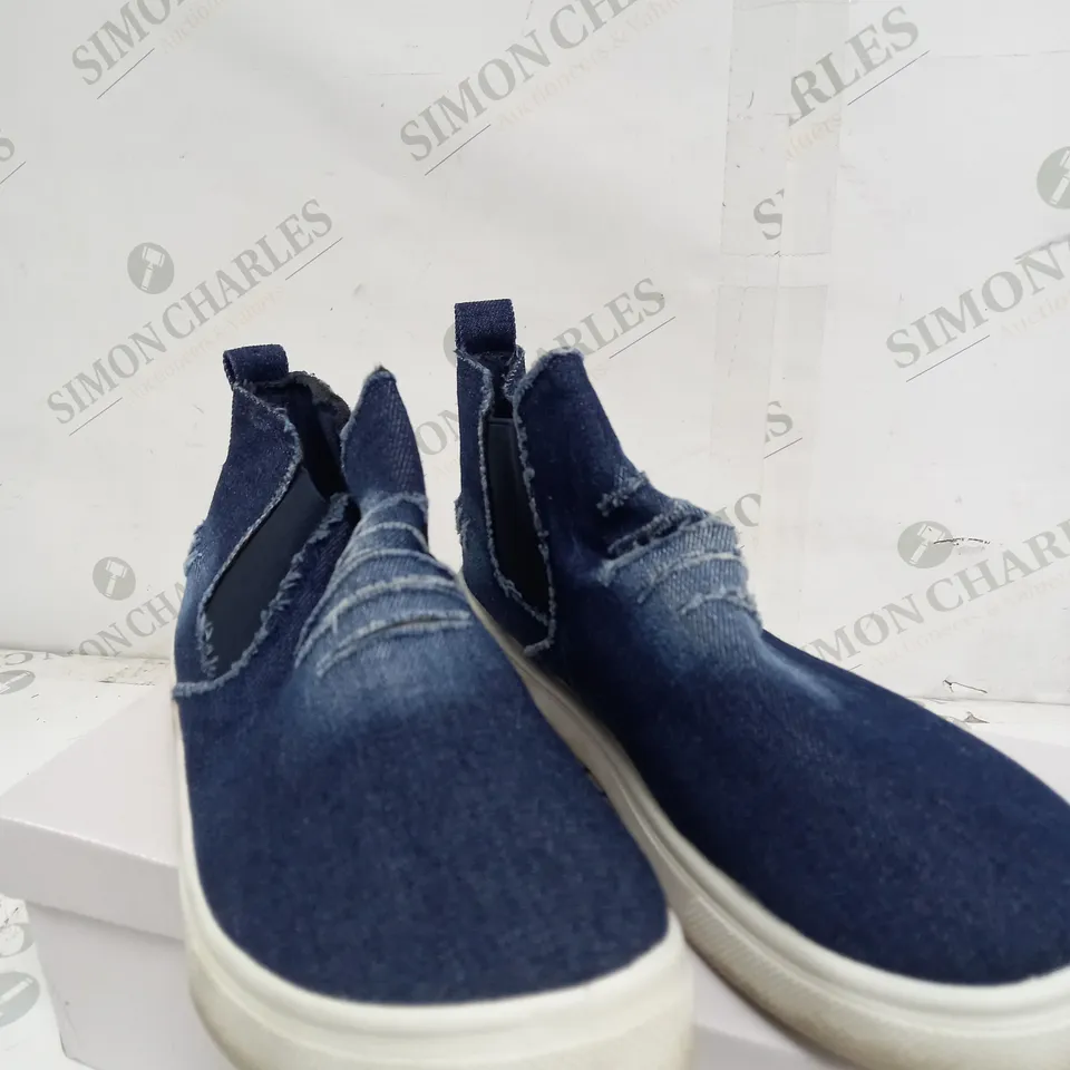 BOX OF 12 BLUE DENIM STYLE SHOES 