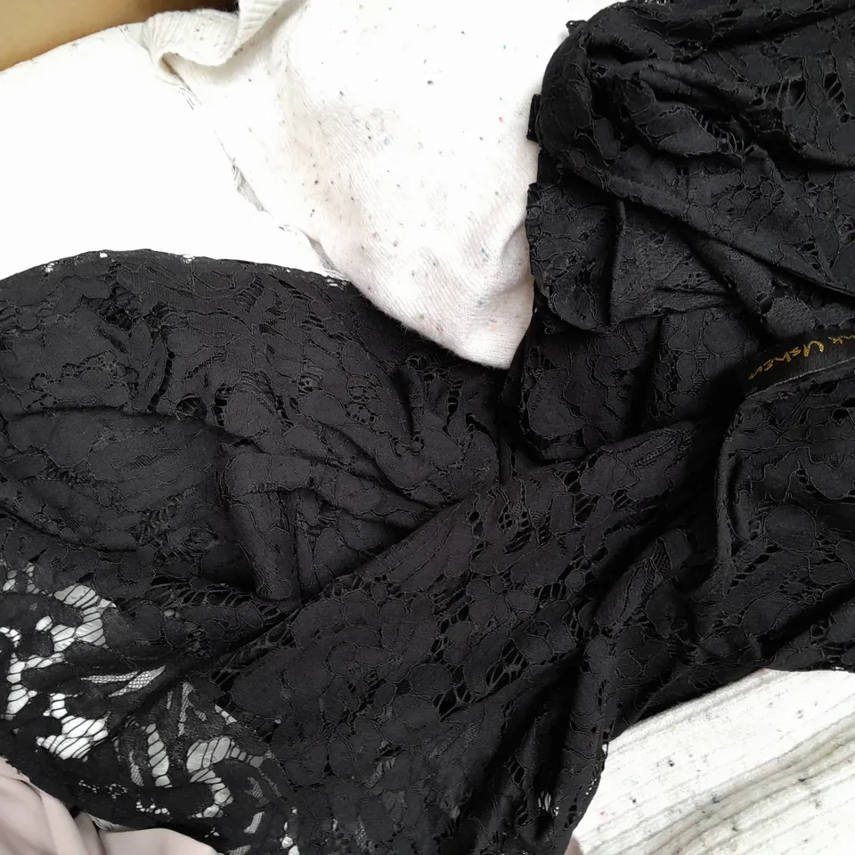 BOX OF APPROXIMATELY 15 ASSORTED CLOTHING AND FASHION ITEMS TO INCLUDE D & CO, NINA LEONARD, ETC