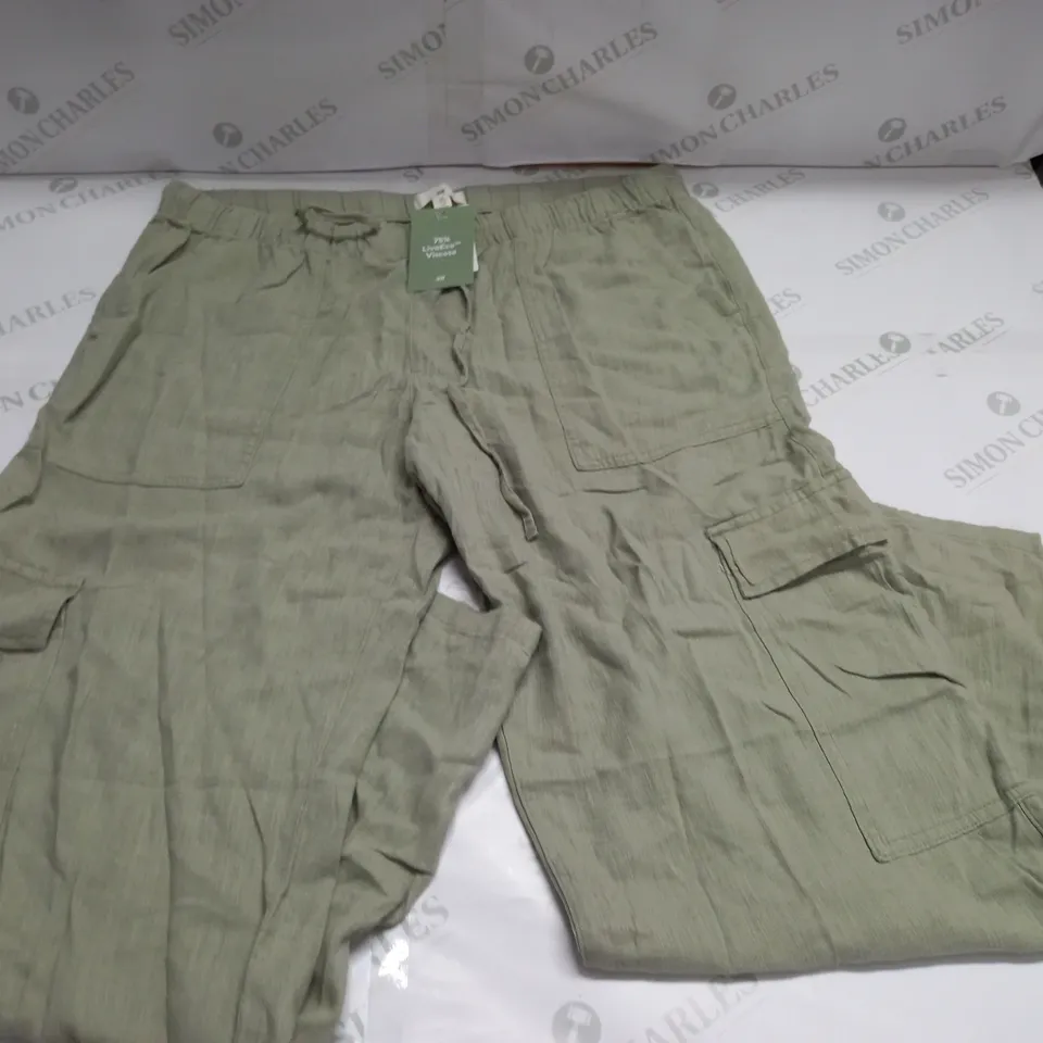 H&M LINEN CARGO TROUSERS IN GREEN - EUR L