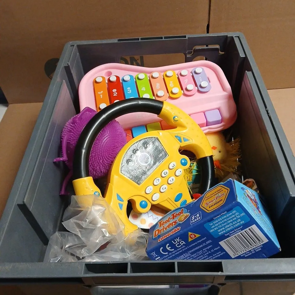 TOTE OF APPROXIMATELY 15 ASSORTED TOYS/RELATED ITEMS TO INCLUDE HAND HARP MUSICAL TOY, STEERING WHEEL TOY, VTECH TOOT TOOT DRIVERS, PUFFER MONSTERS, HEADBAND ETC