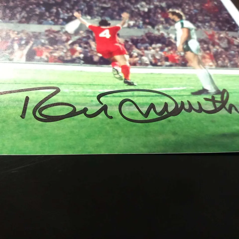 SIGNED PHOTOGRAPH OF LIVERPOOL'S TOMMY SMITH CELEBRATING SCORING AGAINST BORUSSIA MOENCHENGLADBACH