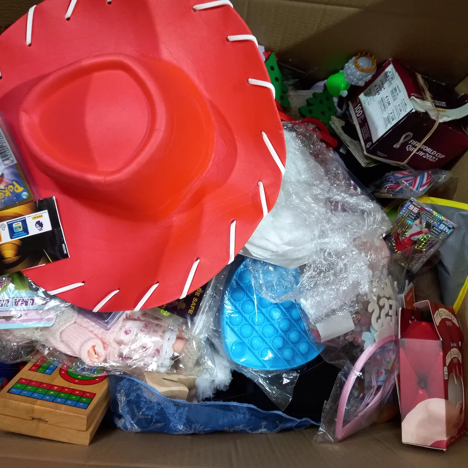 BOX OF APPROX 30 ASSORTED TOYS TO INCLUDE - STABILO PENS - CHRISTMAS JOKES - ARSENAL DOBBLE ECT