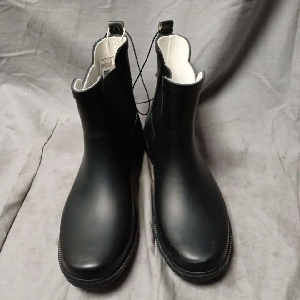 UNBOXED PAIR OF MOUNTAIN WAREHOUSE ANKLE WOMENS RUBBER WELLIES IN BLACK - UK 6